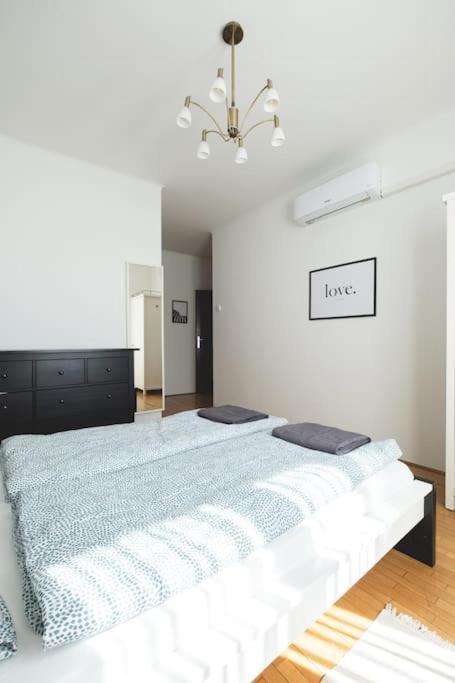 ブダペストBright Downtown Balcony Retreatアパートメント エクステリア 写真