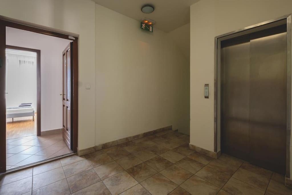ブダペストBright Downtown Balcony Retreatアパートメント エクステリア 写真